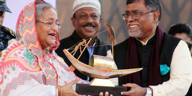 জাহিদ মালেকে এত মধু?