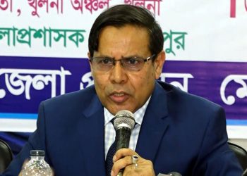 ভোটকেন্দ্রে আ.লীগ সন্ত্রাসী দাড়িয়ে থাকার কথা স্বীকার করলেন ইসি