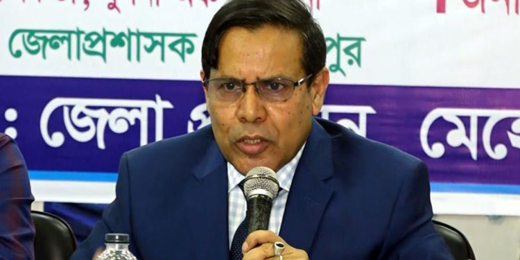 ভোটকেন্দ্রে আ.লীগ সন্ত্রাসী দাড়িয়ে থাকার কথা স্বীকার করলেন ইসি