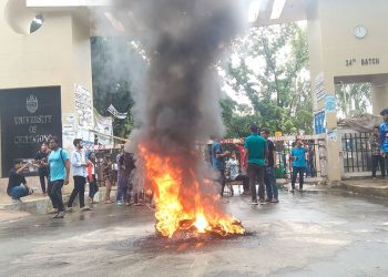 চবিতে ছাত্রলীগের  অবরোধ, শাটলচালককে ‘অপহরণ’