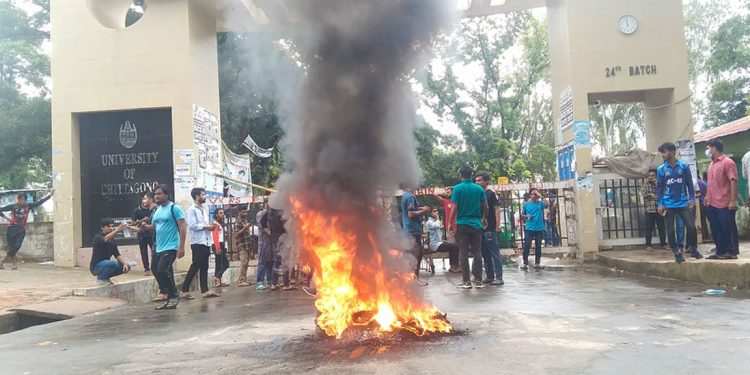 চবিতে ছাত্রলীগের  অবরোধ, শাটলচালককে ‘অপহরণ’