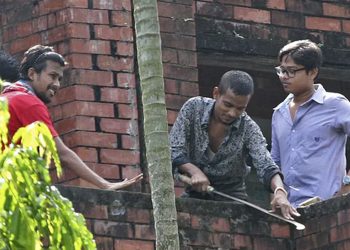 পুরস্কৃত হলেন রামদায় শাণ দেওয়া চবি ছাত্রলীগের দুই কর্মী