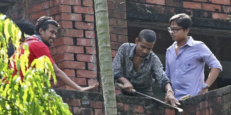 পুরস্কৃত হলেন রামদায় শাণ দেওয়া চবি ছাত্রলীগের দুই কর্মী